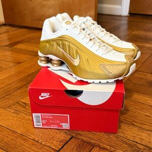Nike Gold and White Sneakers Shox R4